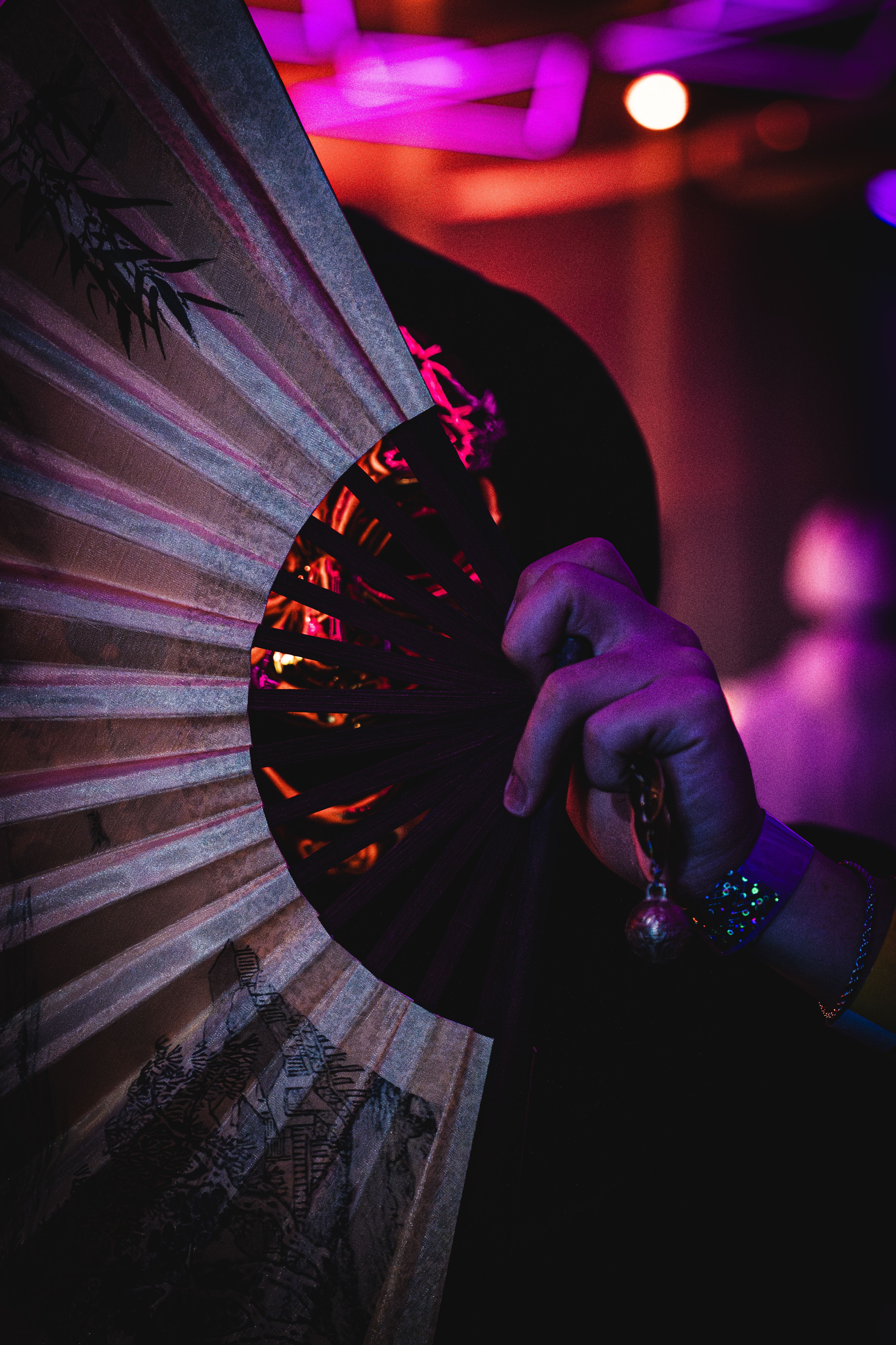 Participantes em meio à iluminação colorida da festa.