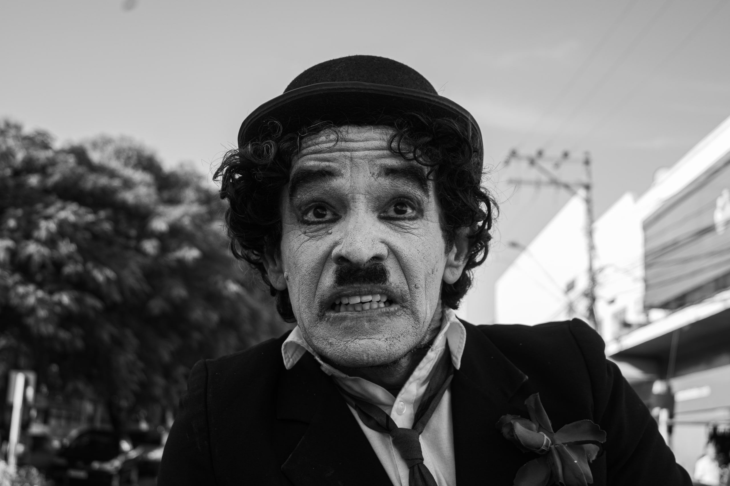 Pessoa olha para a câmera em um enquadramento fechado em preto e branco.